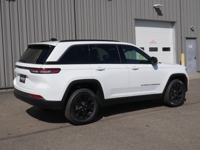 2026 Jeep Grand Cherokee Laredo Altitude