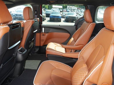 2025 Chrysler Pacifica Hybrid Pinnacle